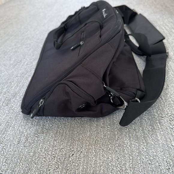 Travis Mathew MUFFLE 2.0 DUFFLE BAG - Picture 3 of 4